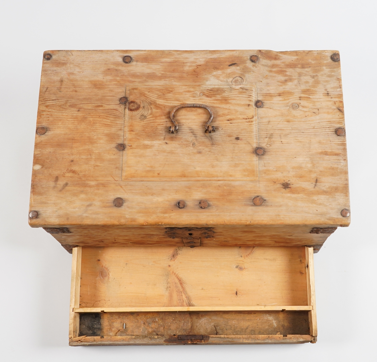 Større skrin med eit større rom øverst. Skrinet har dobbel botn og i dette rommet er det ei uttrekkskuff med 2 rom. Hjørna er halde samam med "sinktapper" og jarnbeslag. Loket har kraftige hengsle som er klinka.