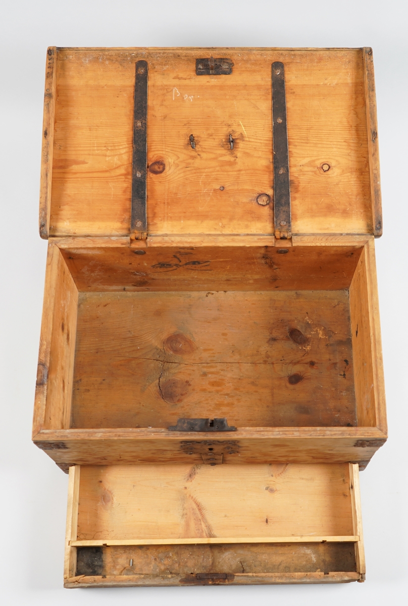 Større skrin med eit større rom øverst. Skrinet har dobbel botn og i dette rommet er det ei uttrekkskuff med 2 rom. Hjørna er halde samam med "sinktapper" og jarnbeslag. Loket har kraftige hengsle som er klinka.