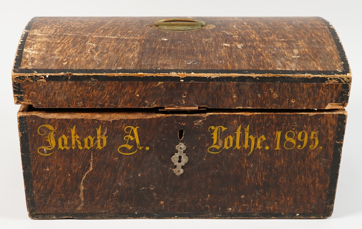 Større måla skrin sett saman av breie bord. Sider samt lok er halde saman med sinktapper.