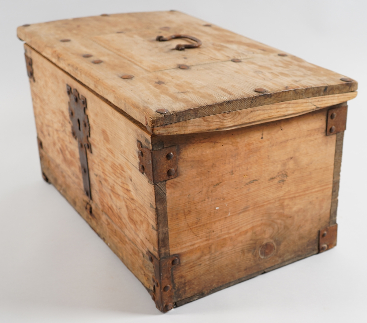 Større skrin med eit større rom øverst. Skrinet har dobbel botn og i dette rommet er det ei uttrekkskuff med 2 rom. Hjørna er halde samam med "sinktapper" og jarnbeslag. Loket har kraftige hengsle som er klinka.