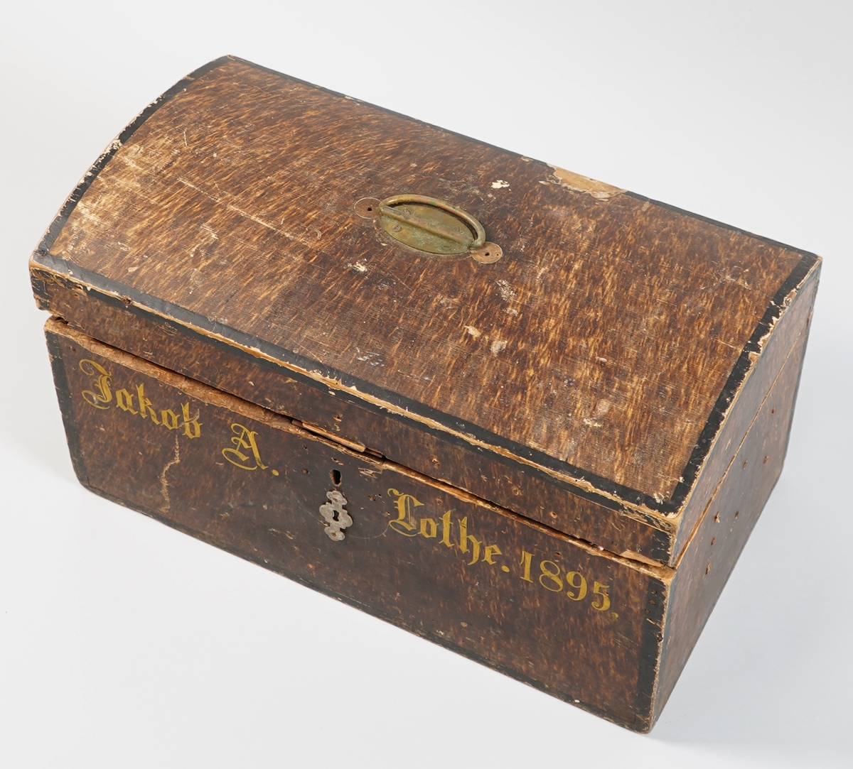 Større måla skrin sett saman av breie bord. Sider samt lok er halde saman med sinktapper.