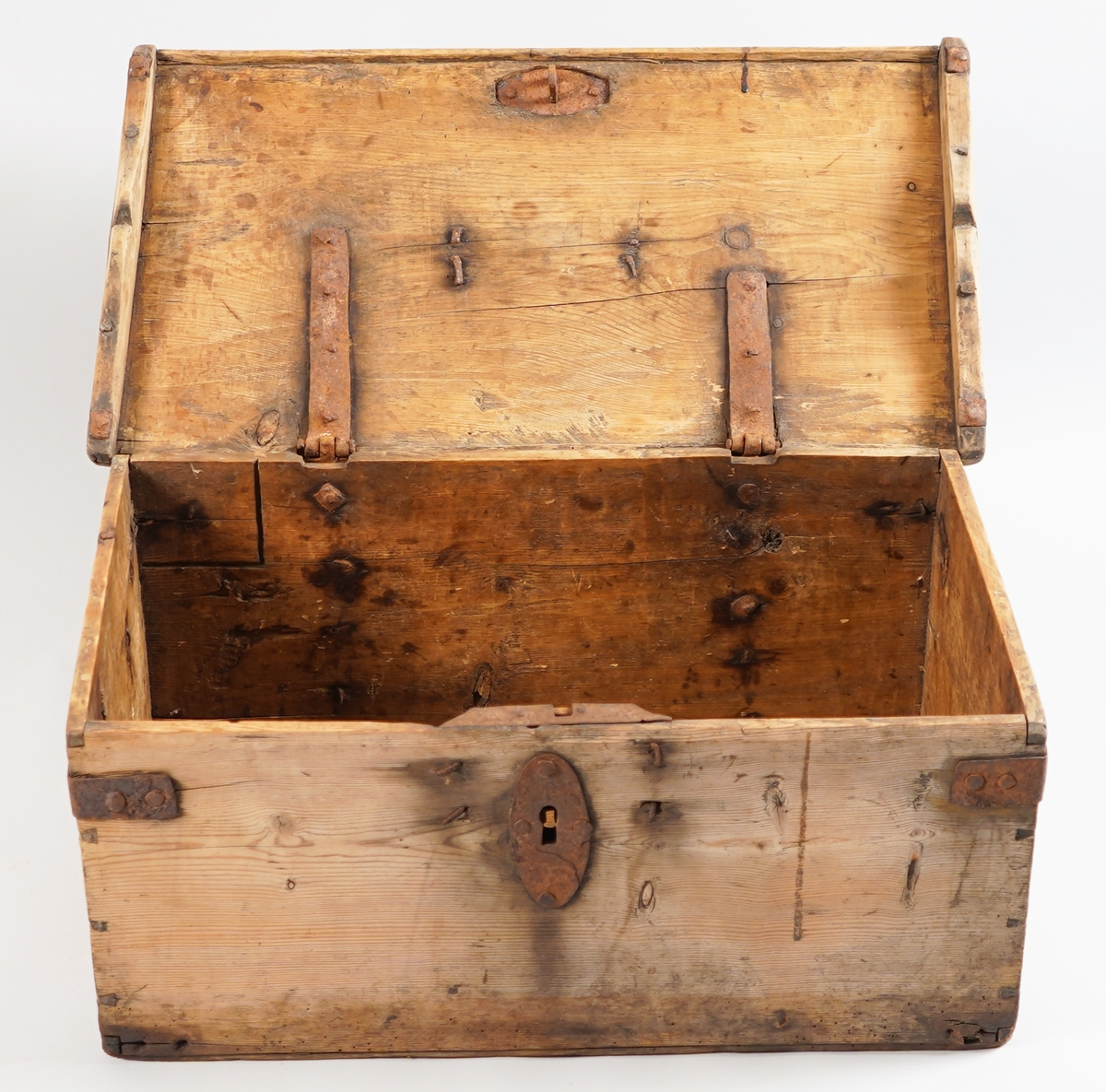 Større skrin av tre sett saman av breie bord. Hjørna er halde saman med "sinktapper" forsterka med jarnvinkler. Botn er lagt inn med fals til sidene. Det er spor etter eit mindre rom  øverst på venstre side i skrinet. På loket er det mykje spor etter kniv som kan tyde på at dette har vore nytta som ein form for skjærefjøl.