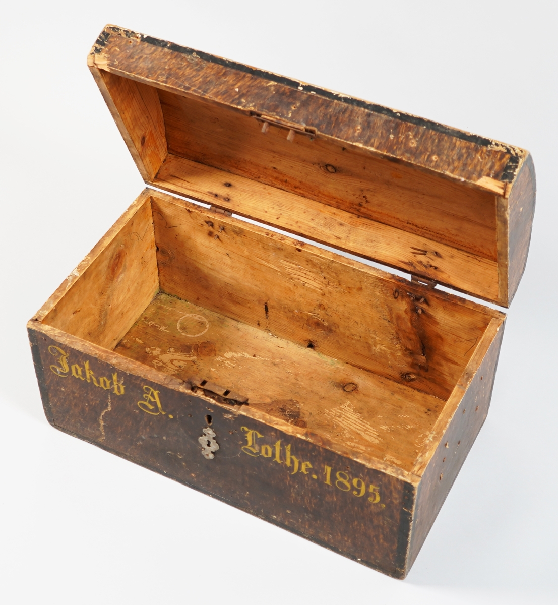 Større måla skrin sett saman av breie bord. Sider samt lok er halde saman med sinktapper.