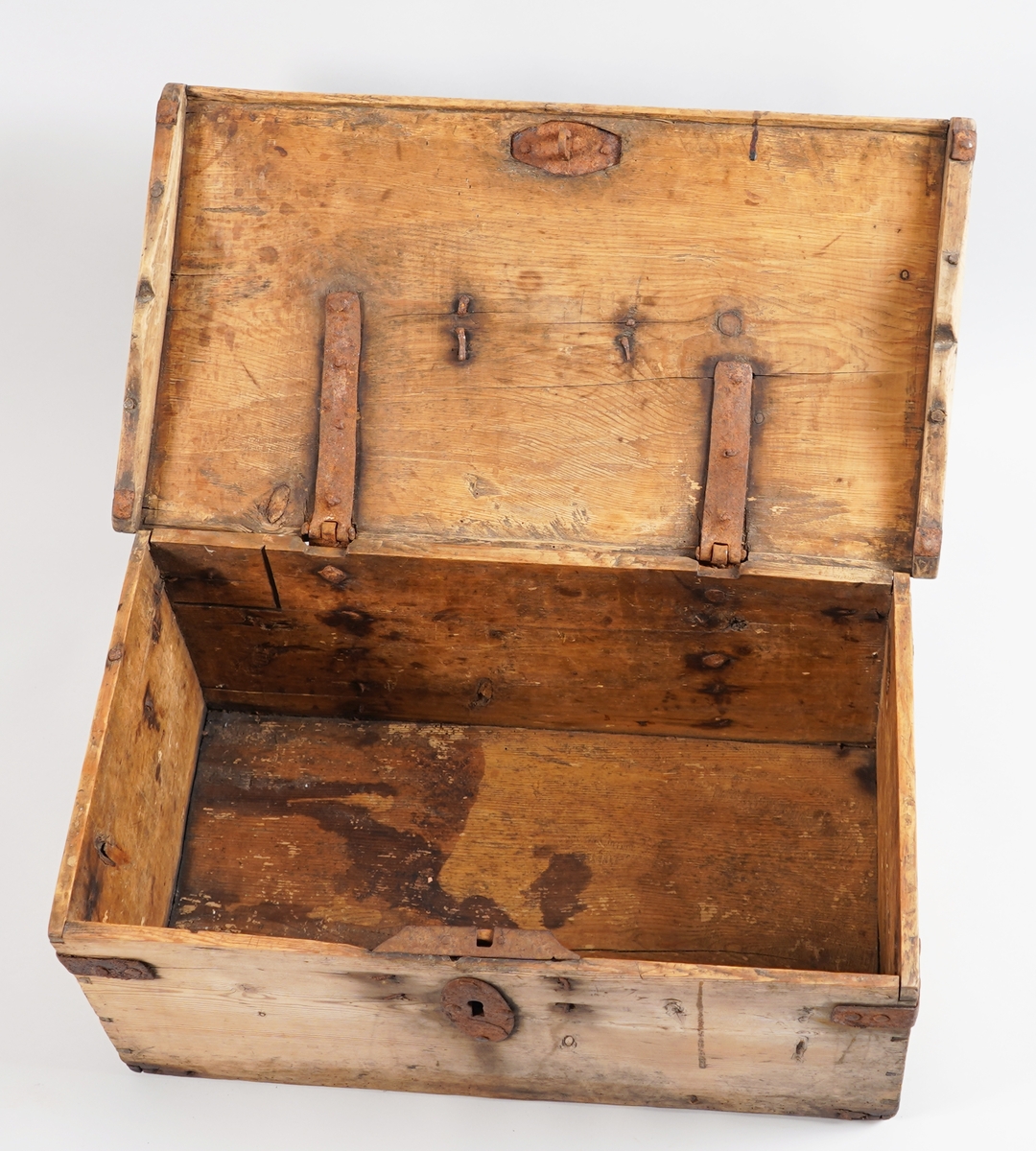 Større skrin av tre sett saman av breie bord. Hjørna er halde saman med "sinktapper" forsterka med jarnvinkler. Botn er lagt inn med fals til sidene. Det er spor etter eit mindre rom  øverst på venstre side i skrinet. På loket er det mykje spor etter kniv som kan tyde på at dette har vore nytta som ein form for skjærefjøl.