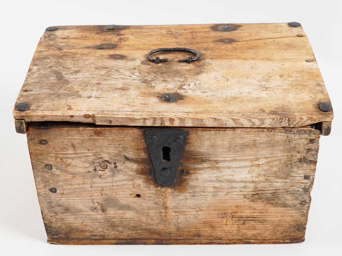 Låsbart skrin med dobbel botn der det er ei suffe mellom desse. Ytterste gavl på den eine sida (av nyare dato) kan fjernast for å koma til skuffa (sjå fotoserie). Hjørna er halde saman med treplugger og forsterka med stålstift oppe.