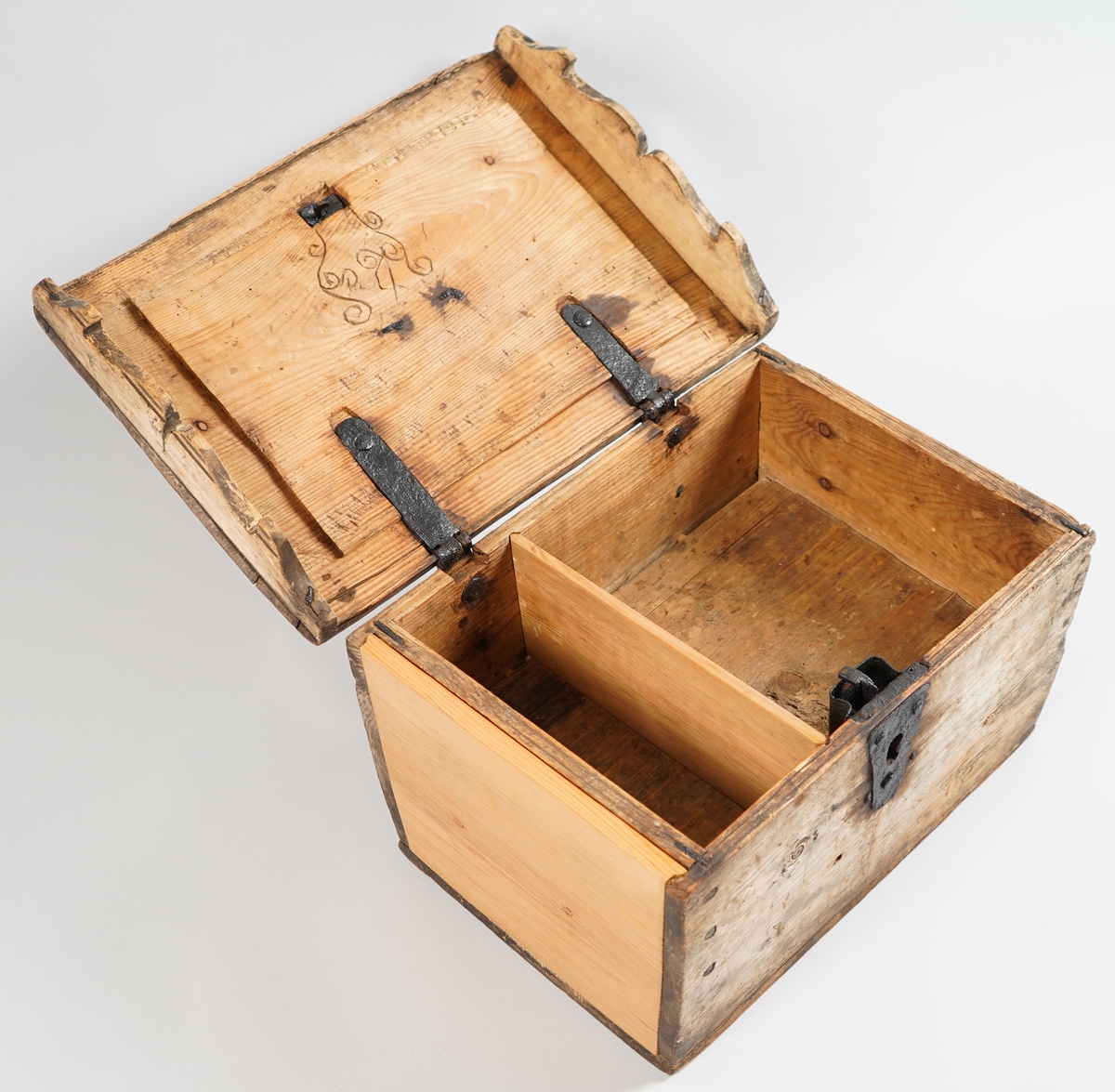 Låsbart skrin med dobbel botn der det er ei suffe mellom desse. Ytterste gavl på den eine sida (av nyare dato) kan fjernast for å koma til skuffa (sjå fotoserie). Hjørna er halde saman med treplugger og forsterka med stålstift oppe.