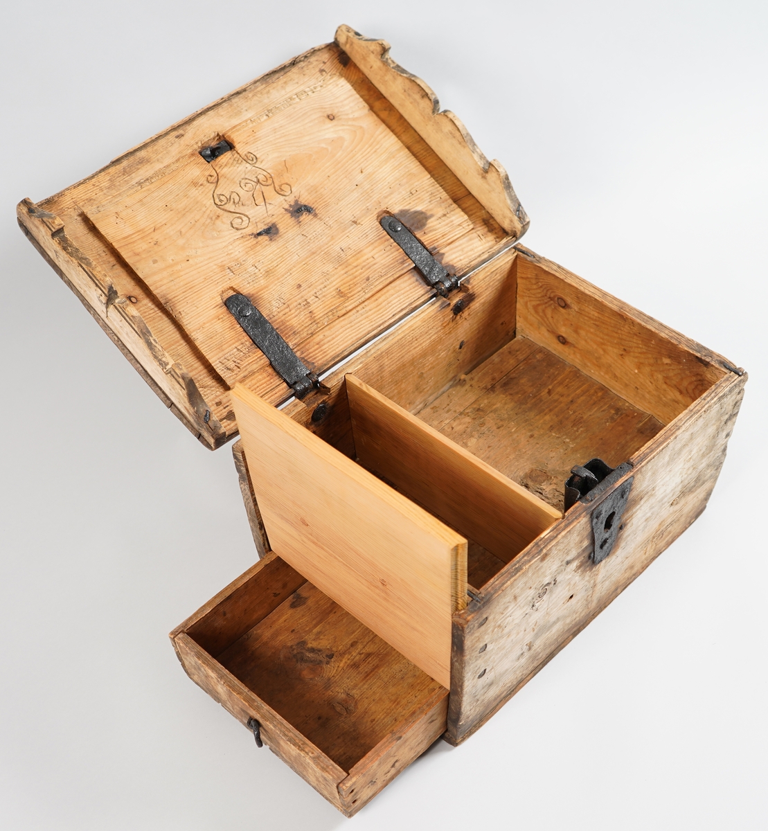 Låsbart skrin med dobbel botn der det er ei suffe mellom desse. Ytterste gavl på den eine sida (av nyare dato) kan fjernast for å koma til skuffa (sjå fotoserie). Hjørna er halde saman med treplugger og forsterka med stålstift oppe.