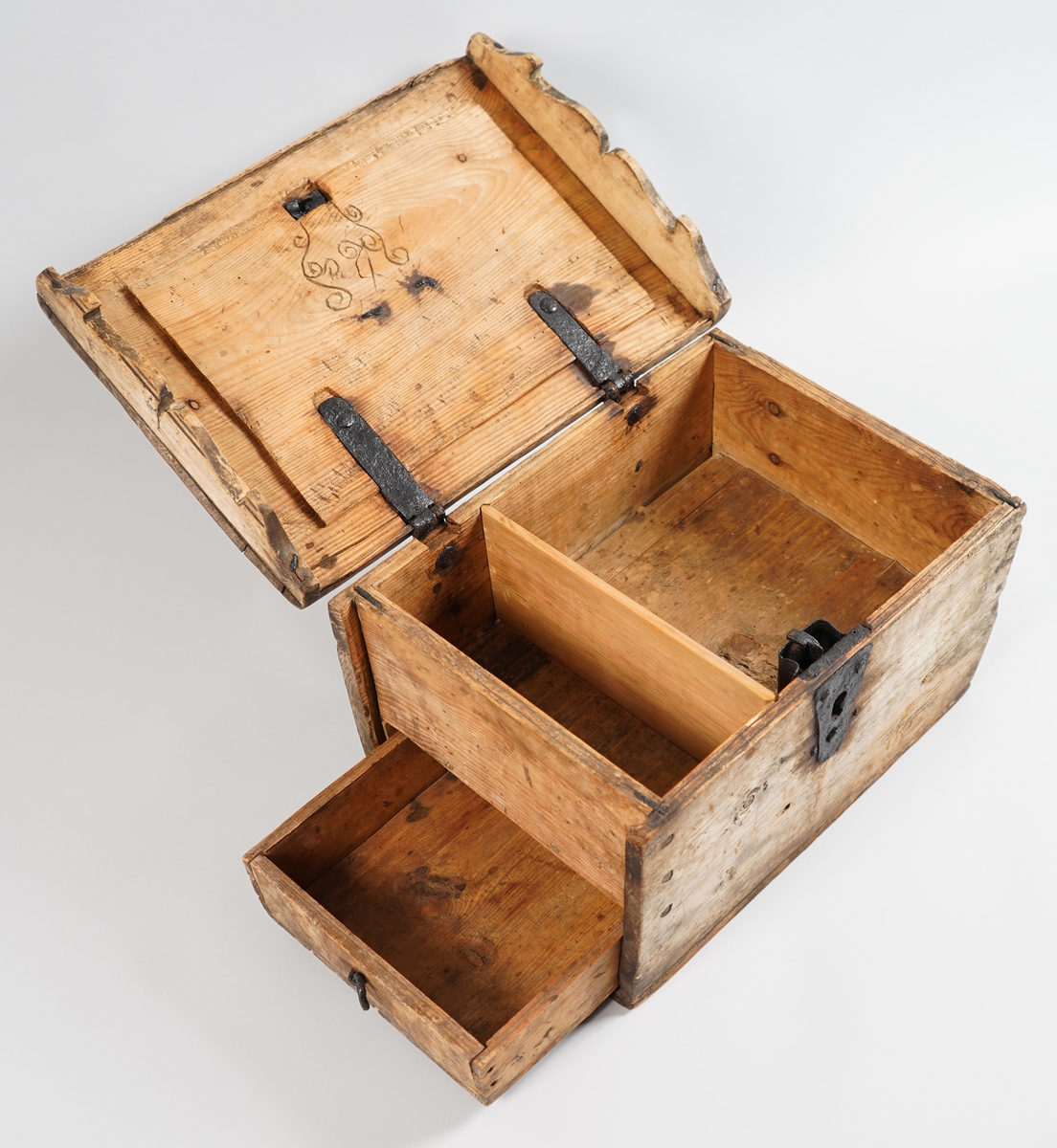 Låsbart skrin med dobbel botn der det er ei suffe mellom desse. Ytterste gavl på den eine sida (av nyare dato) kan fjernast for å koma til skuffa (sjå fotoserie). Hjørna er halde saman med treplugger og forsterka med stålstift oppe.