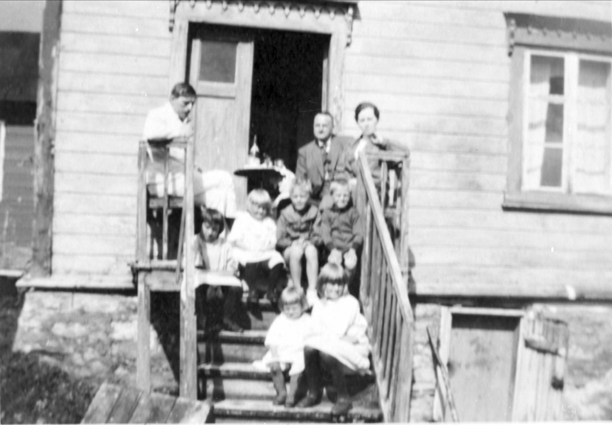 Familien Andreassen samlet på trappen til familiens sommerhus på nordre Stangnes.