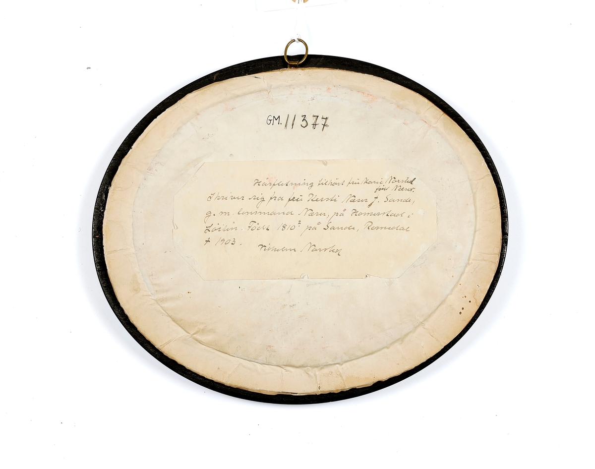 Hårfletting i ramme. Blomstermotiv. Sydd fast på silkestoff.