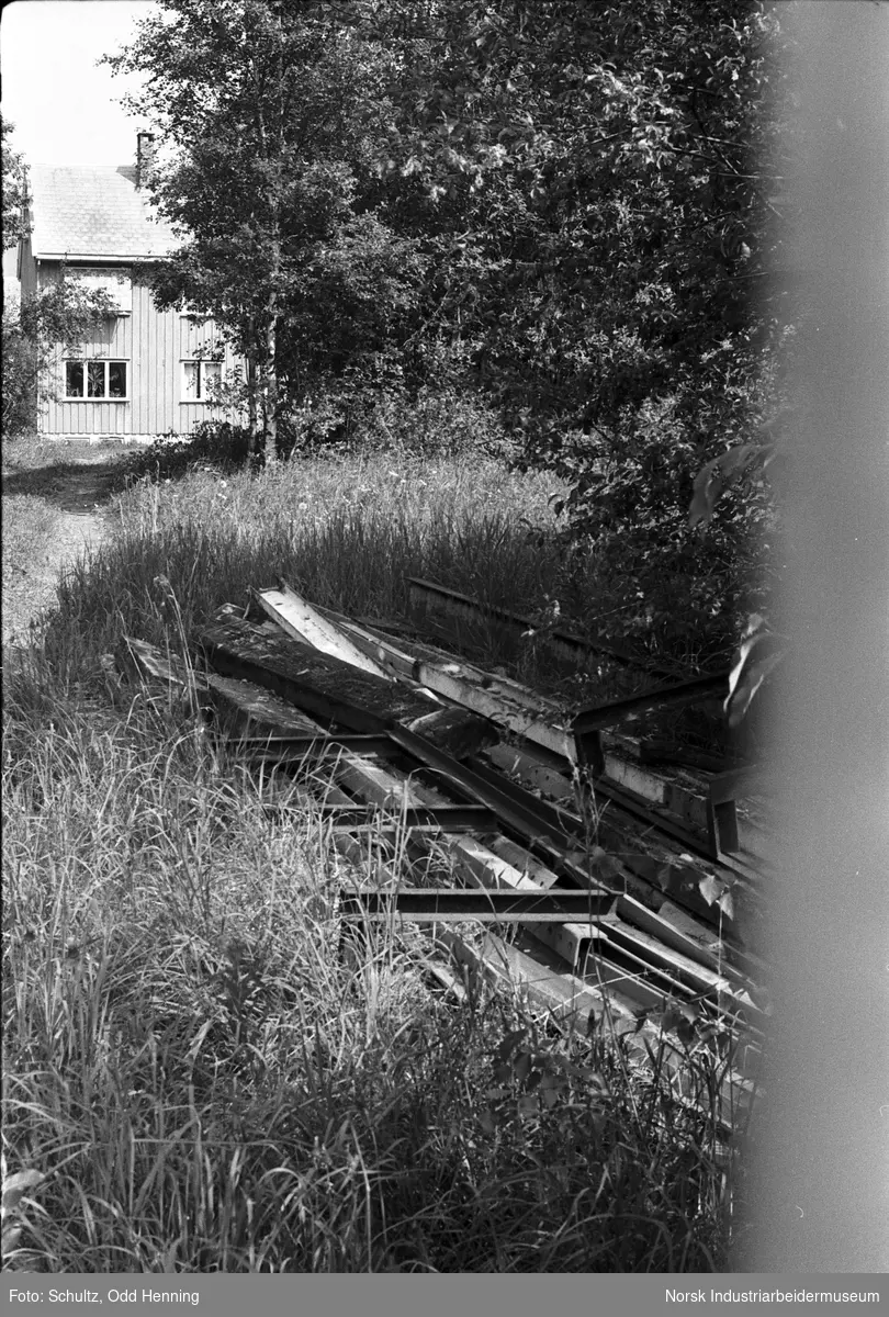 Linjemateriell ved friluftsanlegg. En ser et hus i bakgrunnen.