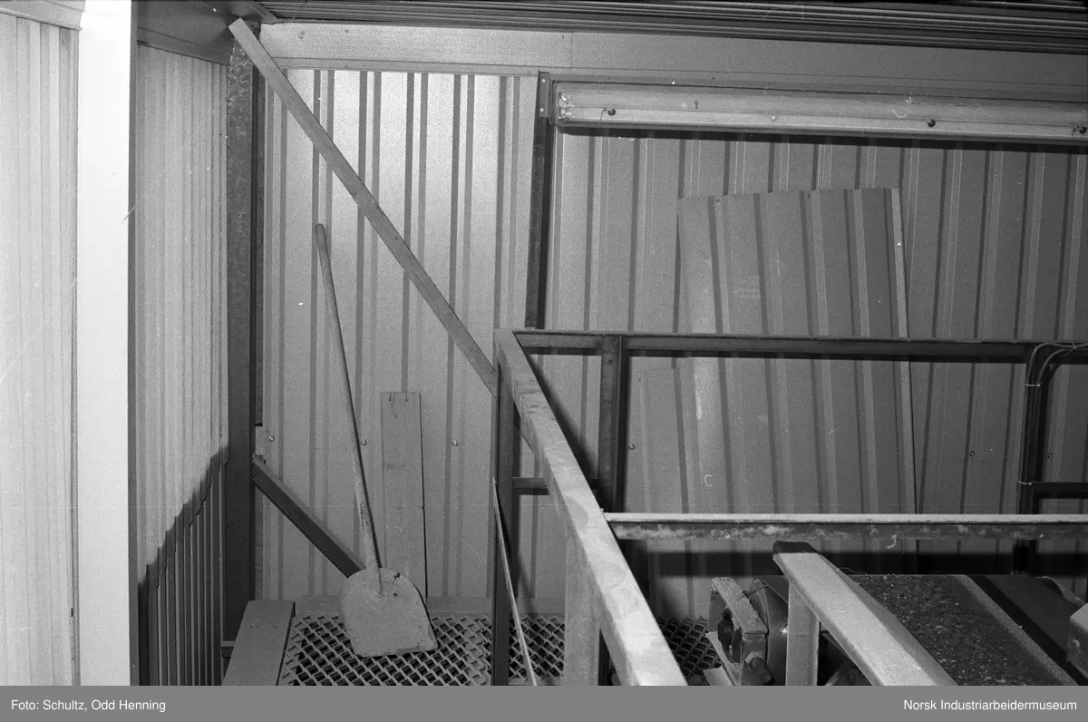 Blandespade og plate ved silotopp.