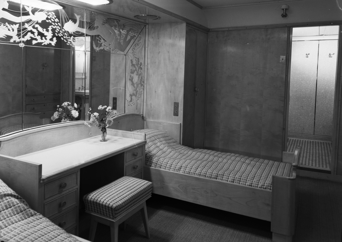Lugar på første klasse, MS "Oslofjord", sjøsatt 1949. Sengeteppe  og møbelstoff er designet av Birgit Wessel, og utført ved hennes vevstue "Vakre hjem". Speilet er designet av Sverre Pettersen og produsert ved Hadeland Glassverk.