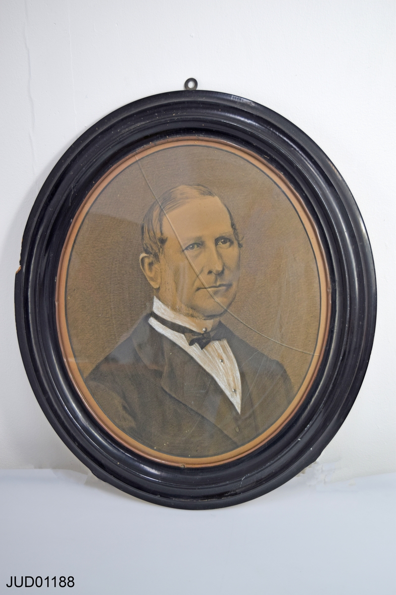 Inramad teckning med porträtt av oidentifierad man. Okänd konstnär.