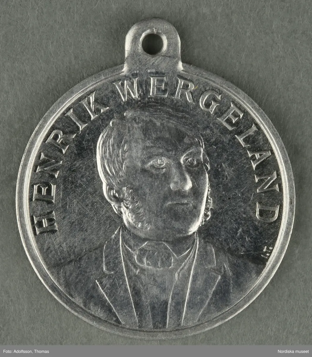 Huvudliggaren:
"a-y, Minnesmedaljer, norska, över den 17 maj; av aluminium (1 av vit metall) 24 st. från åren 1884-1907.
Gåva 28/5 1907. Läffler, Fritz, professor, Djursholm."