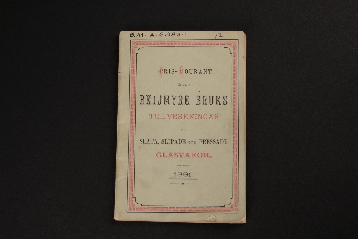 Tryckt priskurant för Reijmyre bruks tillverkning 1881.
Vissa sidor har avbildningar av de olika glasmodellerna.
Priskuranten har kompletterats med handskrivna uppgifter om priser.