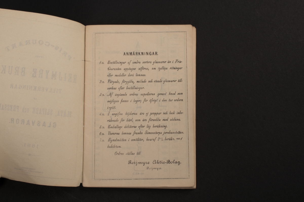Tryckt priskurant för Reijmyre bruks tillverkning 1881.
Vissa sidor har avbildningar av de olika glasmodellerna.
Priskuranten har kompletterats med handskrivna uppgifter om priser.