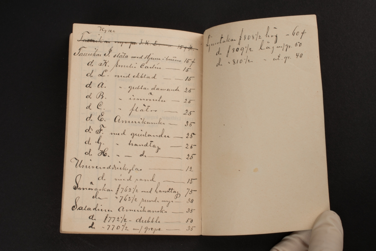 Tryckt priskurant för Reijmyre bruks tillverkning 1881.
Vissa sidor har avbildningar av de olika glasmodellerna.
Priskuranten har kompletterats med handskrivna uppgifter om priser.