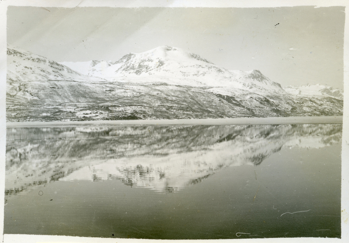 Høgfjellet speiler seg i Sagfjorden.