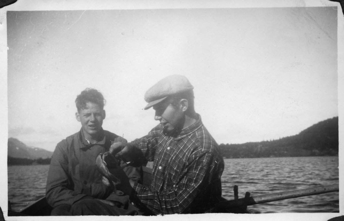 Hans Lund og Svein "Tomte" Alvestad på fisketur på Froskevatnet.