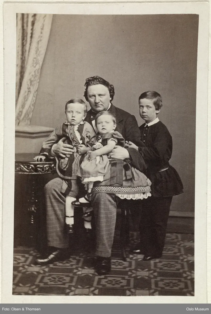 gruppe, mann, operasanger, skuespiller, barn, sittende og stående helfigur