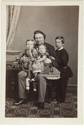 Nicolai Wolf med barn.