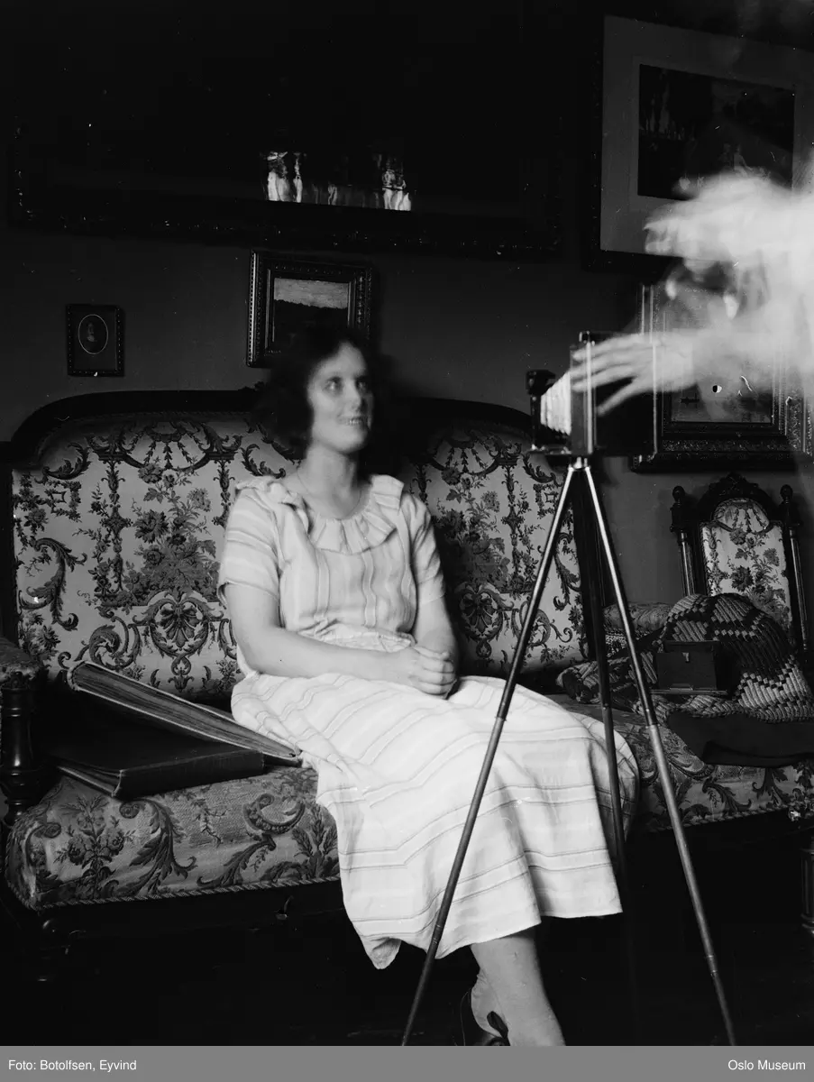 bolig, interiør, stue, sofa, kvinne, mann, fotograf, kamera, fotoalbum