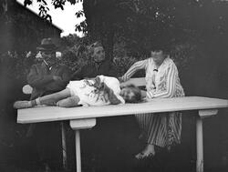 I hagen på Lilleaker gård.