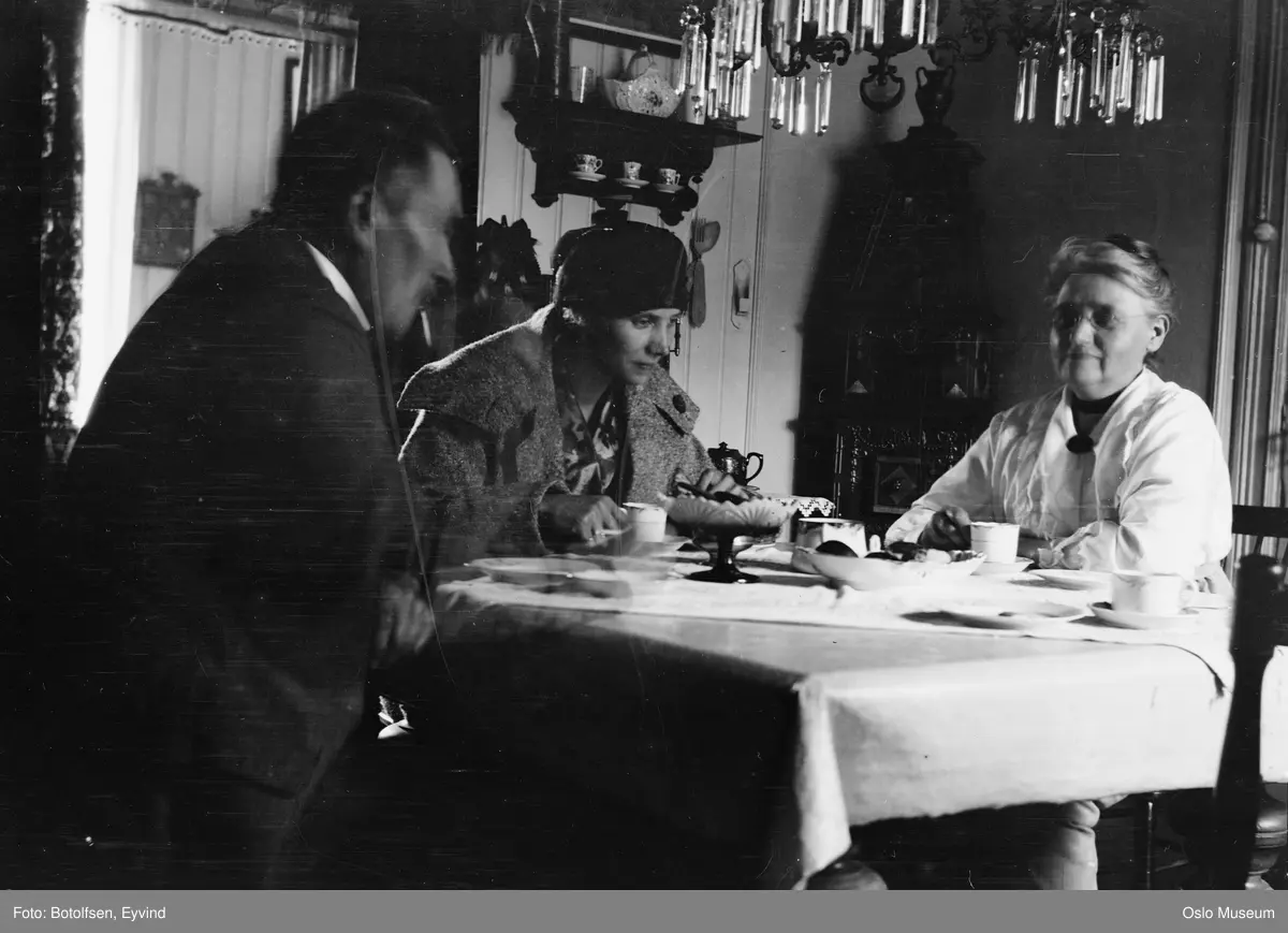 Lilleaker gård, interiør, stue, kaffebord, mann, kvinner