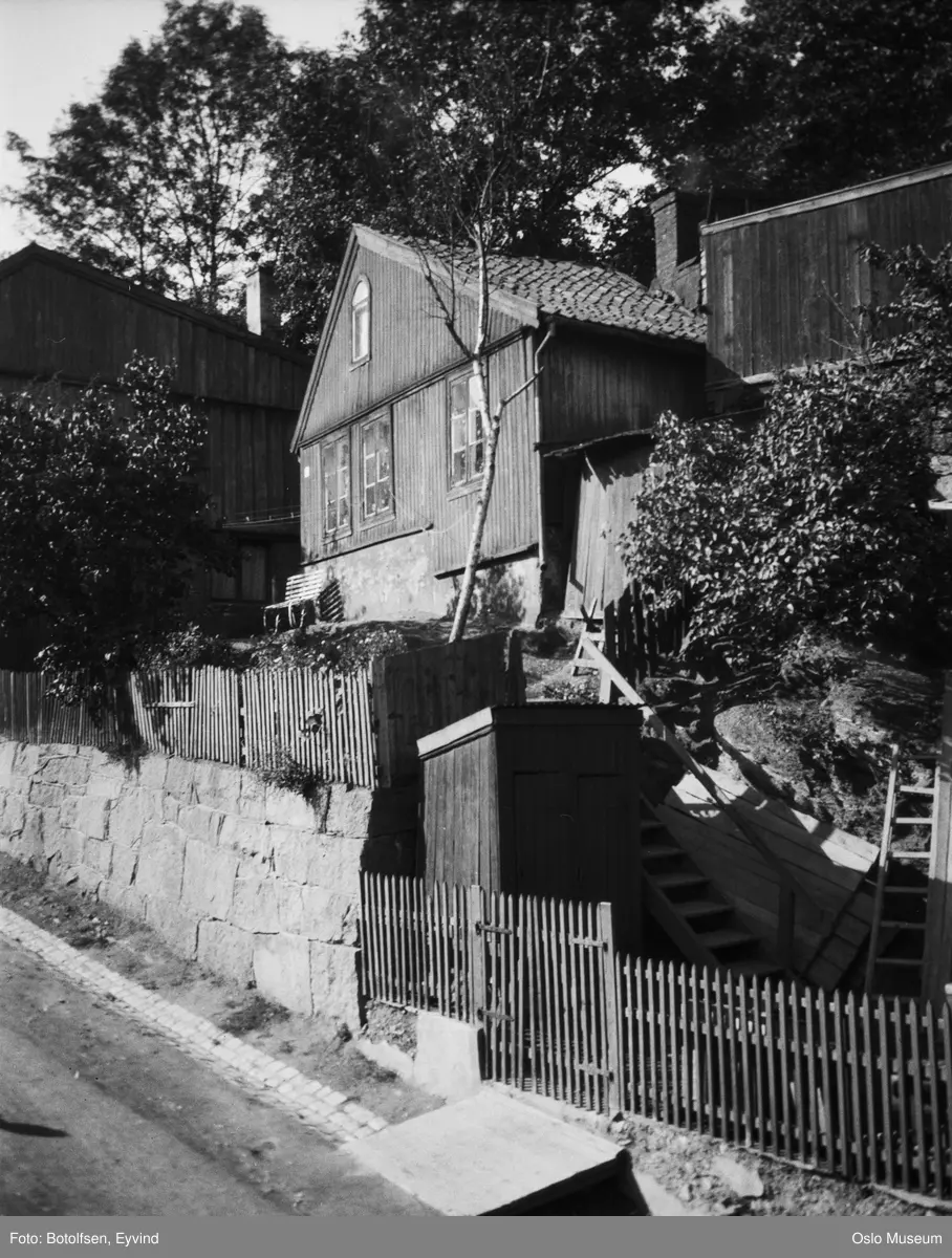 gate, gjerder, trehusbebyggelse, hage, trapp