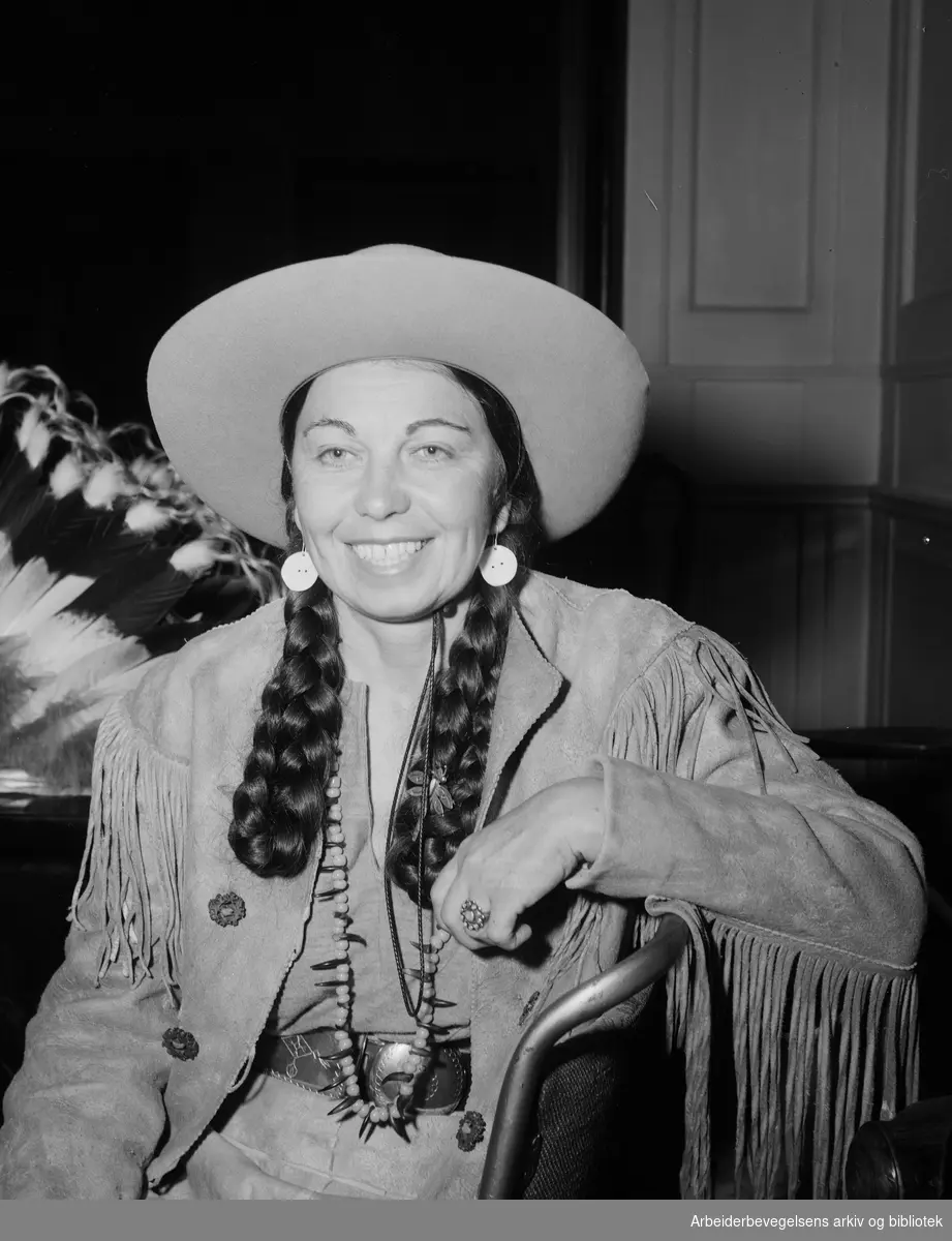 Pow wow. Indiansk dansegruppe på besøk i Oslo. November 1953.