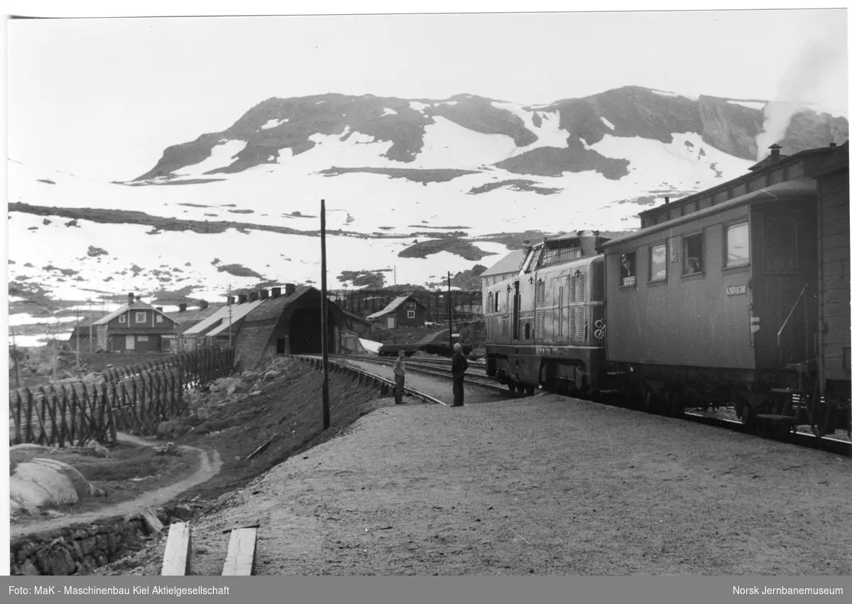 Tysk diesellokomotiv MaK 2000 001 med dagtoget fra Oslo Ø til Bergen, tog 601, på Finse stasjon. Lokomotivet var på prøvedrift i Norge