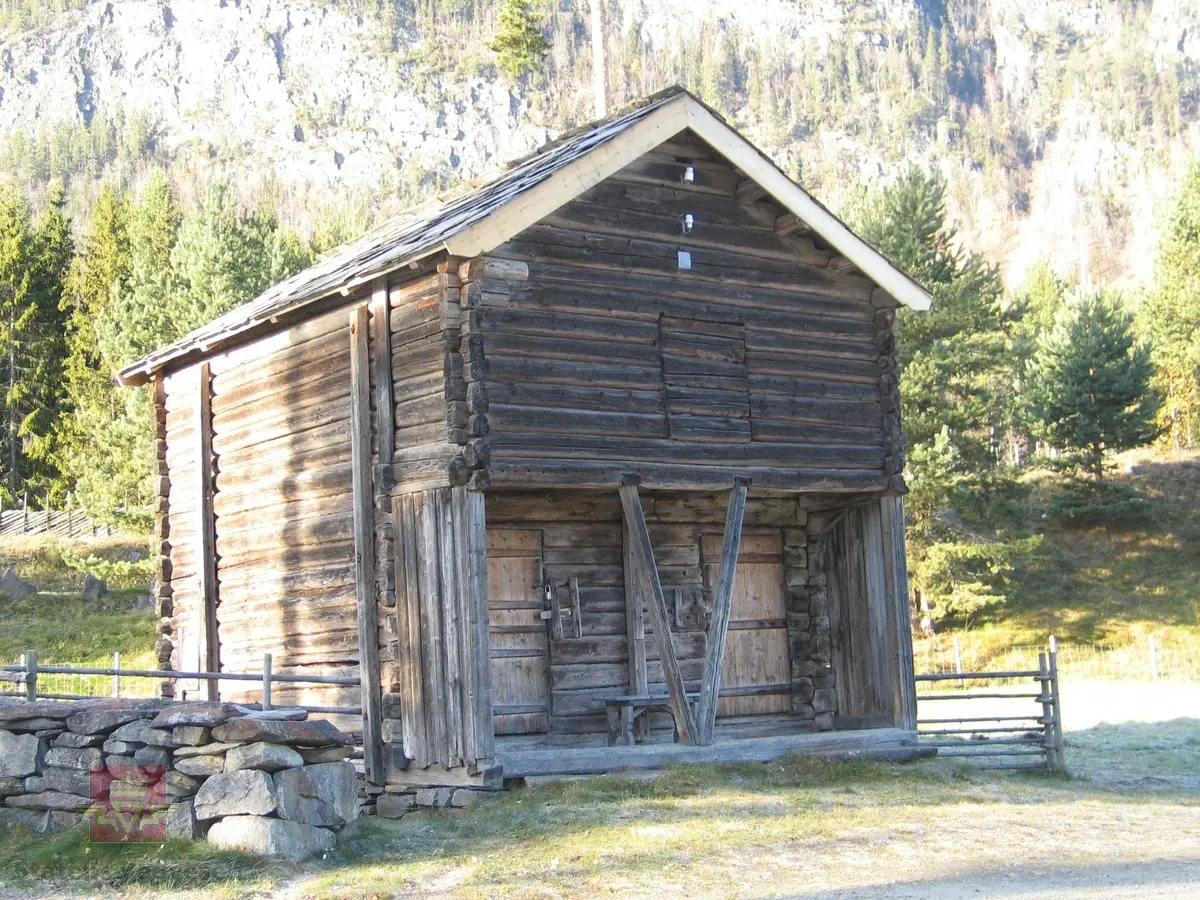 Bilde 1) Stallen står oppført ved Nybakken ferdamannskvila i friluftsmuseet på Norsk vegmuseum. 
Bilde 2) I bakgrunnen ser vi låven på Nybakken. Låven står på andre sida av vegen.
