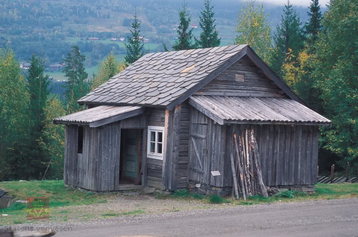 Bilde 1) Nybakken ferdamannskvile/hvilested står oppført i friluftsmuseet på Norsk vegmuseum. Foto: Ole Arvid Flatmark.
Bilde 2 og 3)  Bildene viser hvor Nybakken stod i Øyer  tidligere, og før flytting til Norsk vegmuseum. Foto: Maihaugen.
Bilde 4) Nybakken ferdamannskvile på opprinnelig sted. "Tingvold med Omegn  i Øier, Gudbrandsdalen." Postkort  St.P.170.
Bilde 5 og 6) Nybakken ferdamannskvile slik den står i dag på Norsk vegmuseum. Foto Ole Arvid Flatmark.