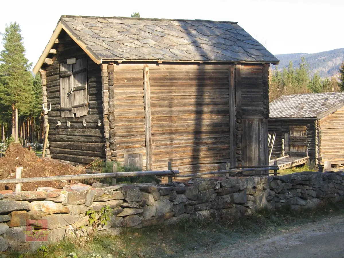Bilde 1) Stallen står oppført ved Nybakken ferdamannskvila i friluftsmuseet på Norsk vegmuseum. 
Bilde 2) I bakgrunnen ser vi låven på Nybakken. Låven står på andre sida av vegen.