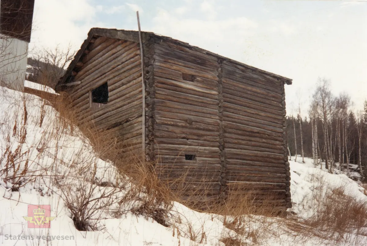 Bilde 1) Nybakken ferdamannskvile med låve og hovedhus. Låven til Nybakken slik den står i friluftsmuseet på Norsk vegmuseum i dag. Foto: Ole Arvid Flatmark.
Bilde 2 og 3 ) Låven der den stod på gården Myre i Nord-Fron. Foto: Aslak Stø.