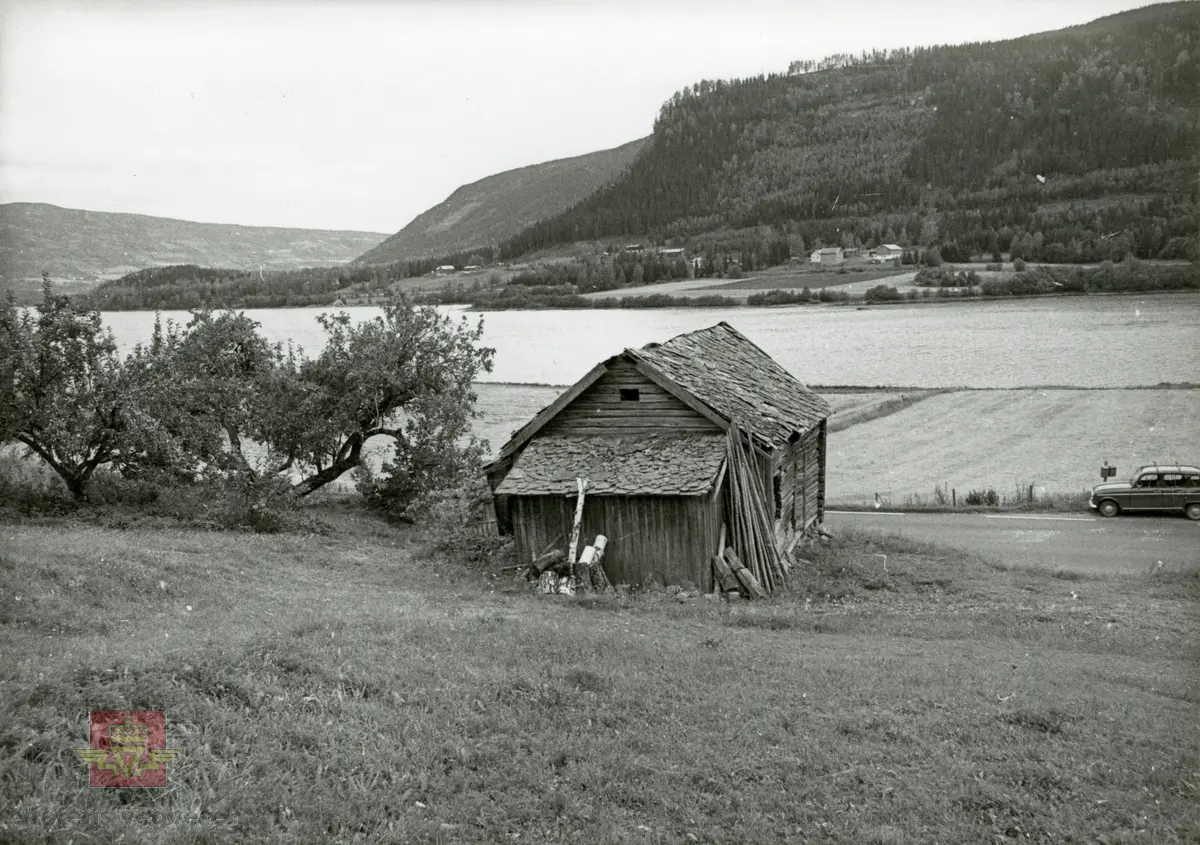 Bilde 1) Nybakken ferdamannskvile/hvilested står oppført i friluftsmuseet på Norsk vegmuseum. Foto: Ole Arvid Flatmark.
Bilde 2 og 3)  Bildene viser hvor Nybakken stod i Øyer  tidligere, og før flytting til Norsk vegmuseum. Foto: Maihaugen.
Bilde 4) Nybakken ferdamannskvile på opprinnelig sted. "Tingvold med Omegn  i Øier, Gudbrandsdalen." Postkort  St.P.170.
Bilde 5 og 6) Nybakken ferdamannskvile slik den står i dag på Norsk vegmuseum. Foto Ole Arvid Flatmark.