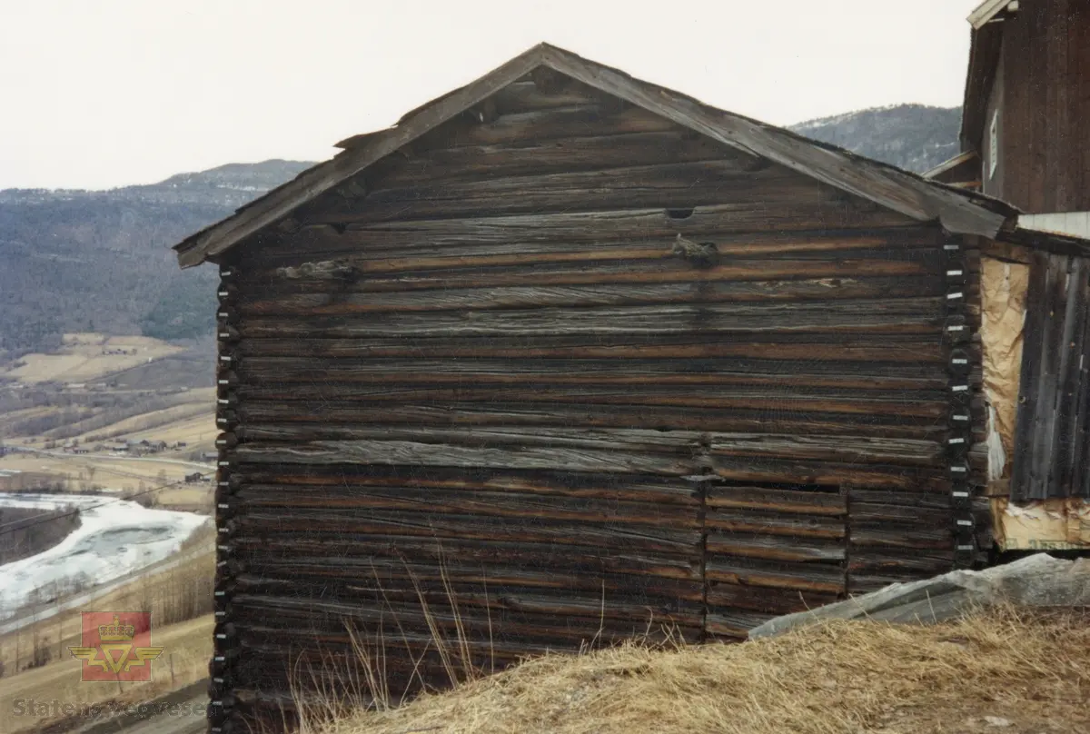 Bilde 1) Nybakken ferdamannskvile med låve og hovedhus. Låven til Nybakken slik den står i friluftsmuseet på Norsk vegmuseum i dag. Foto: Ole Arvid Flatmark.
Bilde 2 og 3 ) Låven der den stod på gården Myre i Nord-Fron. Foto: Aslak Stø.