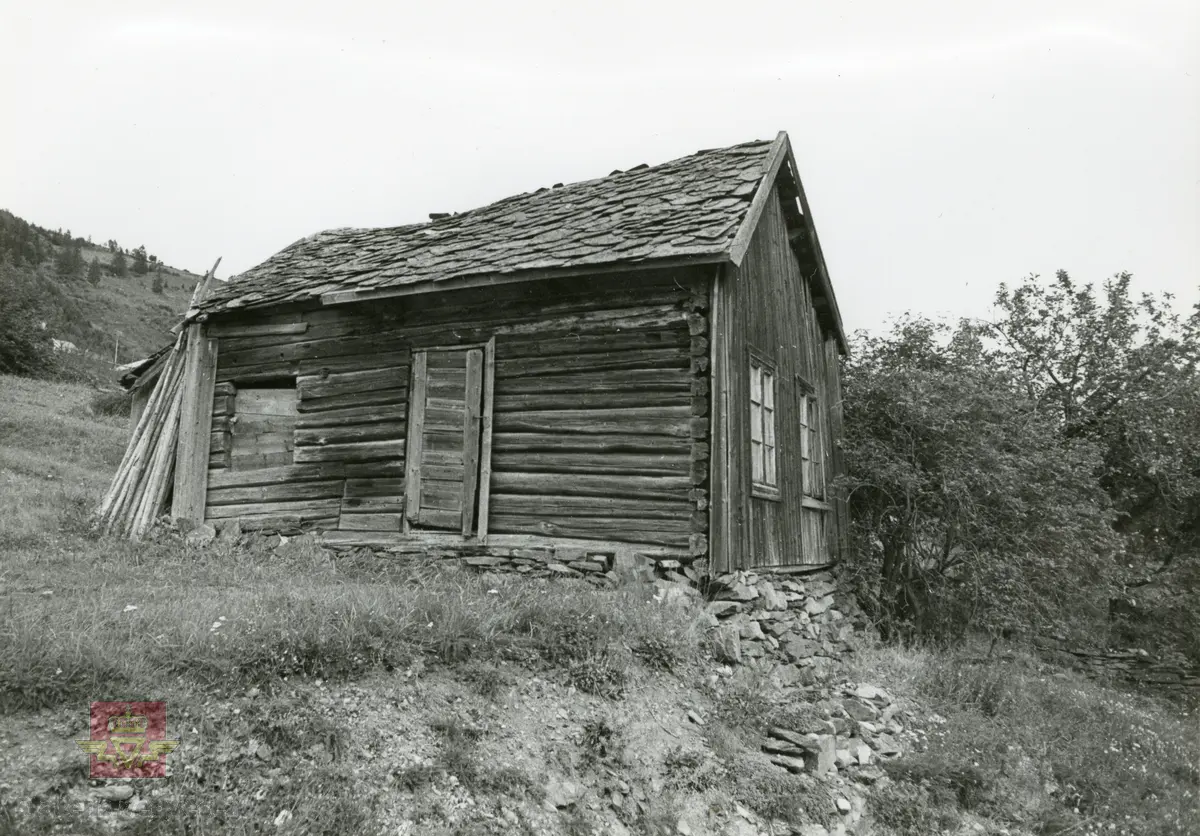 Bilde 1) Nybakken ferdamannskvile/hvilested står oppført i friluftsmuseet på Norsk vegmuseum. Foto: Ole Arvid Flatmark.
Bilde 2 og 3)  Bildene viser hvor Nybakken stod i Øyer  tidligere, og før flytting til Norsk vegmuseum. Foto: Maihaugen.
Bilde 4) Nybakken ferdamannskvile på opprinnelig sted. "Tingvold med Omegn  i Øier, Gudbrandsdalen." Postkort  St.P.170.
Bilde 5 og 6) Nybakken ferdamannskvile slik den står i dag på Norsk vegmuseum. Foto Ole Arvid Flatmark.
