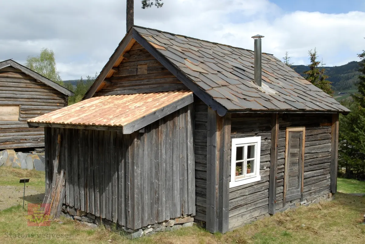 Bilde 1) Nybakken ferdamannskvile/hvilested står oppført i friluftsmuseet på Norsk vegmuseum. Foto: Ole Arvid Flatmark.
Bilde 2 og 3)  Bildene viser hvor Nybakken stod i Øyer  tidligere, og før flytting til Norsk vegmuseum. Foto: Maihaugen.
Bilde 4) Nybakken ferdamannskvile på opprinnelig sted. "Tingvold med Omegn  i Øier, Gudbrandsdalen." Postkort  St.P.170.
Bilde 5 og 6) Nybakken ferdamannskvile slik den står i dag på Norsk vegmuseum. Foto Ole Arvid Flatmark.