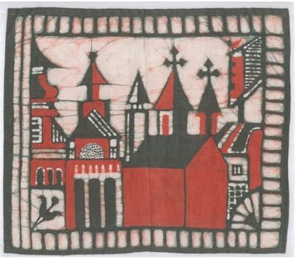 Batikbild med maskinfållad kant runt om. Motivet visar en enkel, röd kyrkbyggnad med torn och kors, samt andra kyrktorn i bakgrunden. Runt bilden en brun ram med vita rektanglar förutom den ena kortsidan som har två längsgående vita ränder. Motivet kommer från ett träskrin i Västerbottens museum, målat av Lars Larsson i Åbyn, Byske. Se ACVLH 1237, textiltryck, ACVLH 1307:1-2, screentryck på papper, och ACVLH 1308, akvarell, som visar samma motiv.Motivet är vaxat med pensel och tjanting, innan det färgats med röd batikfärg. Därefter vaxad igen och färgad med grön batikfärg. Röd färg som överfärgas med grönt ger den bruna färgen. Krackeleringar som uppkommit där vaxet brutits bildar rosa och gröna strimmor främst på de vita fälten. Samma motiv som ACVLH 1237 i textiltryck.