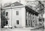 Växjö gamla gymnasium, Karolinerhuset vid domkyrkan, 1971.
1715 års gymnasiebyggnad, senare Växjö stifts-och landsbibliotek.