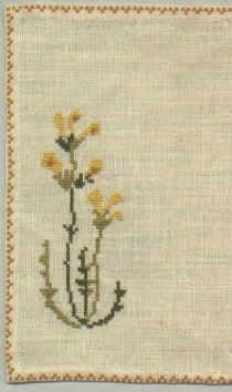 Broderad tablett med Kung Karls spira. Denna modell är mäkt nr 40.Fyrkantig tablett i halvblekt linneväv (Klosterlinne) med Västerbottens landskapsblomma Kung Karls spira broderad i korsstygn av grönt, gulgrönt, gult och orange bomullsgarn 24/2. Tabletten har en 5 mm bred handsydd fåll runt om, på vilken en korsstygnsbård är broderad av orange bomullsgarn 24/2.Dublett finns med måtten b=182 mm och h=178 mm.