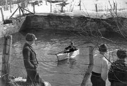 Unger leker i gamle Harstad vannmagasin.