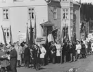 Demonstrationståget samlas i Öd 1:a maj 1970. Längst till vänster representanter för demonstrationskommittén Bengt Holmberg, Sandviken.I profil kommunalrådet Nils Grönhagen, Kramfors.