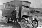 Den första bussen mellan Stigsjö och Härnösand. Busschaufför hemmansägare Oscar Åberg, Gussjöbygden.  Fotograf Gustaf Herman Sjöström