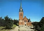 Örnsköldsviks stads första kyrka ritad av Gustaf Améen i nordisk stil och invigdes 1910. Vid en restaurering 1972 ändrades den norra korsarmen till ett mindre kapell, ofta kallat Sköldska koret. Under kapellet finns en krypta som fungerar som gravkapell. Den är byggd av tegel med vitmålade blinderingar. Portalen är huggen i granit. Planlösningen är oregelbunden med tornet i sydvästra hörnet. Kyrkorummet består av mittskepp täckt av tre valv samt tvärskepp.1952-54 gjordes en genomgripande restaurering. Sakristian revs och koret blev bredare och djupare. Korgolvet höjdes och ny sakristia byggdes.