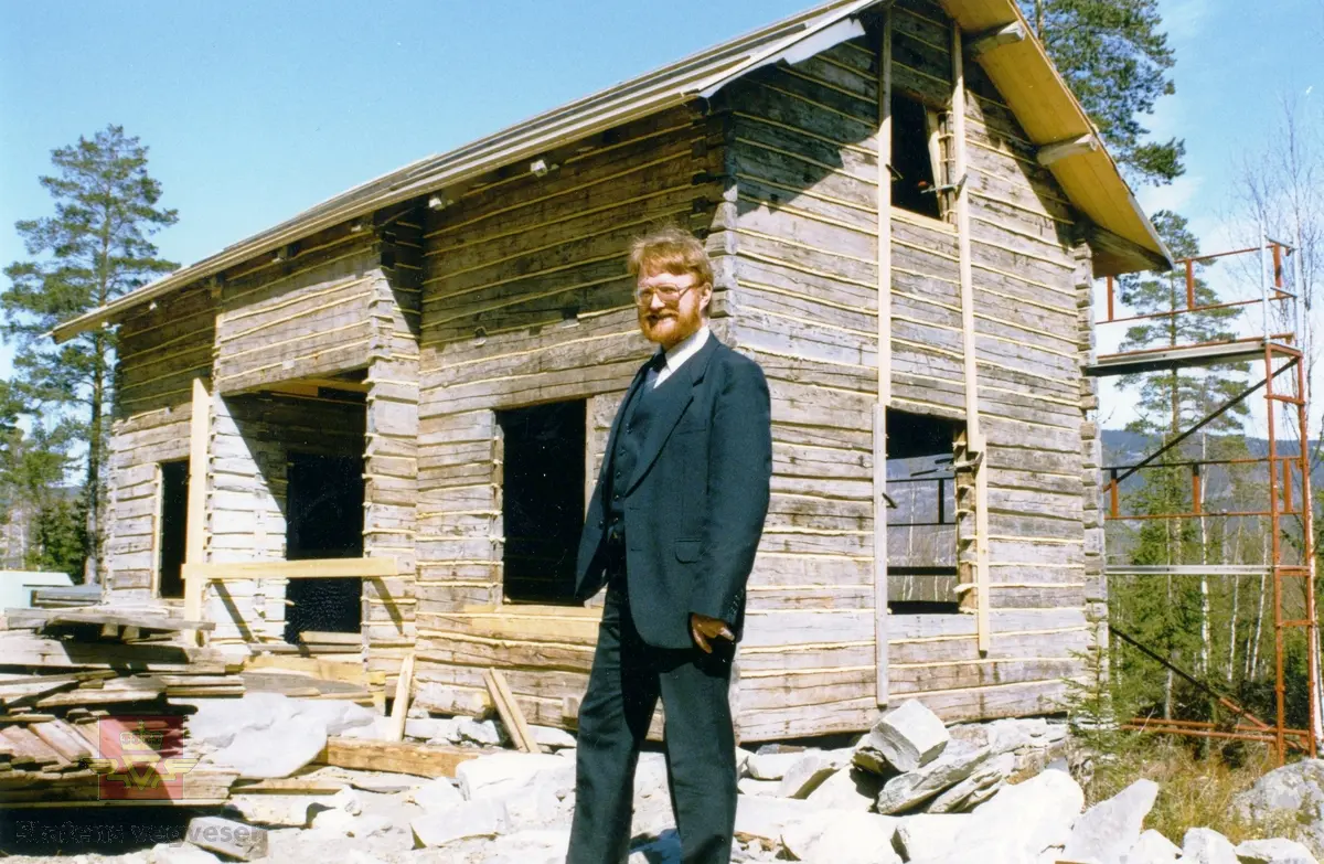 Bilde 1 og 2) Gosen Vegvokterbolig, Lierne i Nord-Trøndelag ble flyttet til Norsk vegmuseum. Her er den slik den står i dag. Foto: Ole Arvid Flatmark.
Bilde 3 og 4) Gosen plantegning innvendig og utvendig av våningshuset. 
Bilde 5 og 6) Bilde viser hvor bygningen stod i Lierne i Nord-Trøndelag før flytting til Norsk vegmuseum. I 1978 ble våningshuset revet og og lagret på Steinkjer museum, for senere å bli fraktet til Norsk vegmuseum og gjenreist til åpningen av Gosenanlegget 19. juni 1993. Bilde er fra 1977, og er sannsynlig tatt av fylkeskonservatoren i Nord-Trøndelag. 
Mads Almaas var sentral i riving og mellomlagring på museet i Steinkjer, og ikke minst flytting til Hunderfossen. 
Bilde 7) Museumsdirektør Geir Paulsrud foran vegvokterboligen som er under oppføring. Gosenanlegget stod ferdig i 1993. Foto: Sverre Findstad. 
Bilde 8) Gamle Gosen vegvokterbolig og låven fra Limannvika etter gjenreisning. Bildet er tatt 18. mai 1994, og gitt av Rolf Buknotten.