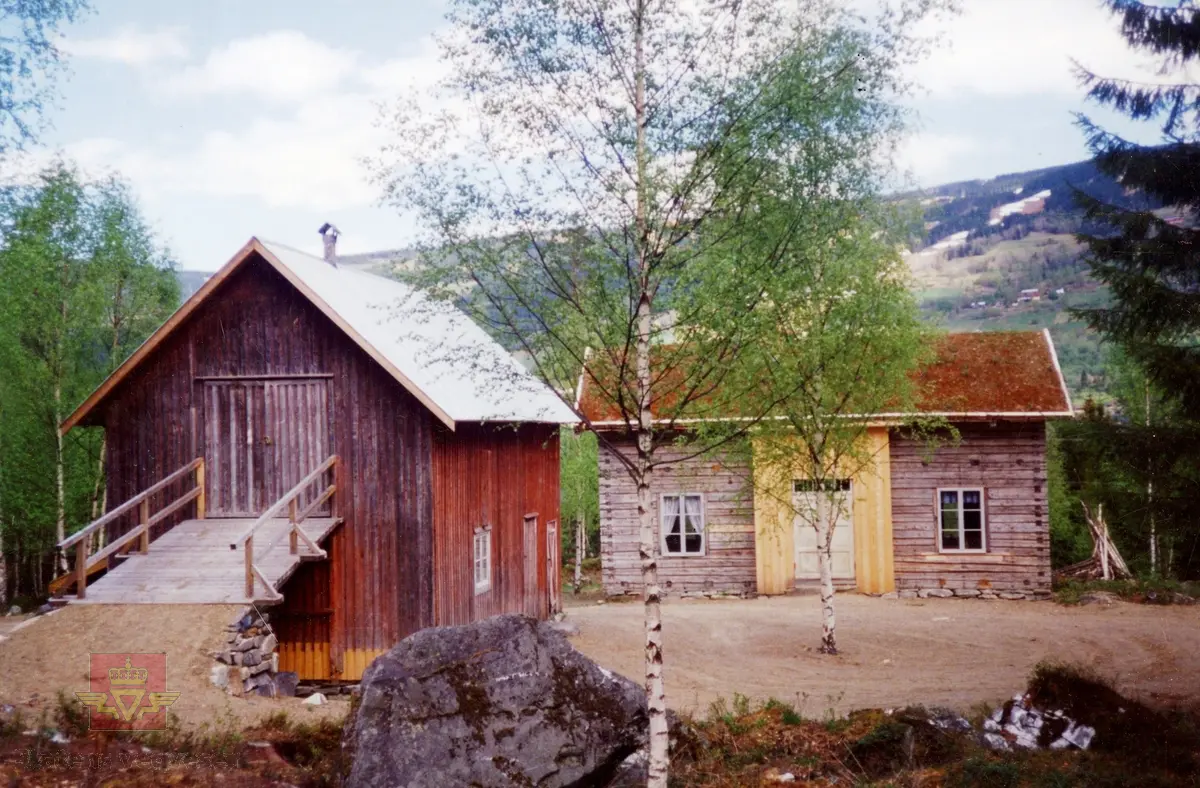Bilde 1 og 2) Gosen Vegvokterbolig, Lierne i Nord-Trøndelag ble flyttet til Norsk vegmuseum. Her er den slik den står i dag. Foto: Ole Arvid Flatmark.
Bilde 3 og 4) Gosen plantegning innvendig og utvendig av våningshuset. 
Bilde 5 og 6) Bilde viser hvor bygningen stod i Lierne i Nord-Trøndelag før flytting til Norsk vegmuseum. I 1978 ble våningshuset revet og og lagret på Steinkjer museum, for senere å bli fraktet til Norsk vegmuseum og gjenreist til åpningen av Gosenanlegget 19. juni 1993. Bilde er fra 1977, og er sannsynlig tatt av fylkeskonservatoren i Nord-Trøndelag. 
Mads Almaas var sentral i riving og mellomlagring på museet i Steinkjer, og ikke minst flytting til Hunderfossen. 
Bilde 7) Museumsdirektør Geir Paulsrud foran vegvokterboligen som er under oppføring. Gosenanlegget stod ferdig i 1993. Foto: Sverre Findstad. 
Bilde 8) Gamle Gosen vegvokterbolig og låven fra Limannvika etter gjenreisning. Bildet er tatt 18. mai 1994, og gitt av Rolf Buknotten.