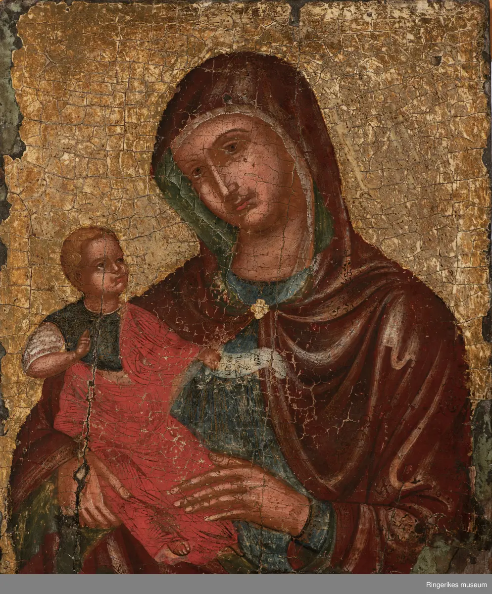 Trøstens Gudsmor

Madredella Consolazione er den italienske betegnelsen på denne vestlige varianten av Hodegetria-motivet. Det oppsto i Venezia, hvor det for øvrig bodde en stor gresk koloni. Ikonet ble muligens malt for en romersk-katolsk oppdragsgiver av en greker bosatt i Italia, men motivet var også utbredt på Kreta. Bildet er utført i den karakteristiske kretisk-venetianske stilen som kjennetegnes ved en blanding av bysantinske og sengotiske elementer. Eksempler på sistnevnte stil er den kløverformete brosjen på Marias bryst og de myke foldene i hennes maforion (ytterkappe), som er modellert ved hjelp av lys og skygge. Fremstillingsmåten er langt mindre lineær enn det tradisjonelle bysantinske ikonmaleriet.

Motivet er nærmest en speilvendt variant av RM0160, med den forskjell at Kristus her ikke holder en verdenskule, men en åpen skriftrull med gresk innskrift. Eksakt datering av dette ikonet er svært vanskelig å gi, men må trolig ligge innenfor perioden 1450–1650.Madonneri(«madonna-malere») av kretisk opprinnelse forsynte det italienske markedet med ikoner i italo-bysantinsk stil helt til midten av 1600-tallet og vel så det.


Skrevet av Caroline Serck-Hanssen